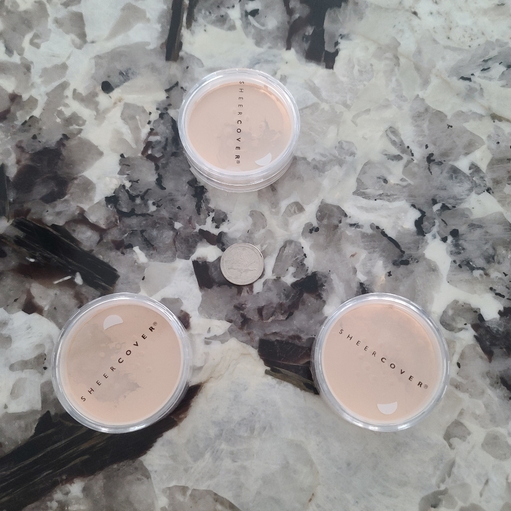 (X3) Sheer Cover TRANSLUCENT Finishing Powder 4g, a must have for photography